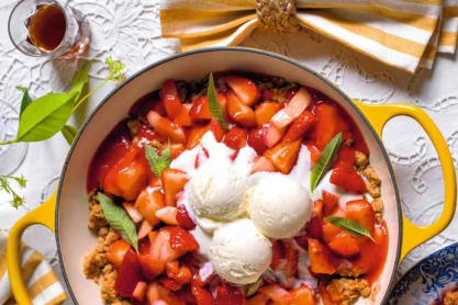 Crumble βρώμης με φράουλες και ραβεντί: Ένα υπέροχο, αρωματικό γλυκό για τις ζεστές ημέρες του καλοκαιριού