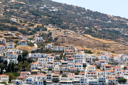 Το νησί με λίμνη και καταρράκτες που δεν θυμίζει σε τίποτα τις Κυκλάδες
