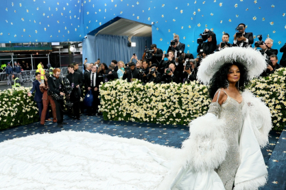 Η Νταϊάνα Ρος επέστρεψε στο Met Gala 22 χρόνια μετά: Σχεδίασε μόνη το φόρεμα με τα κρύσταλλα και την 4,5 μέτρα ουρά