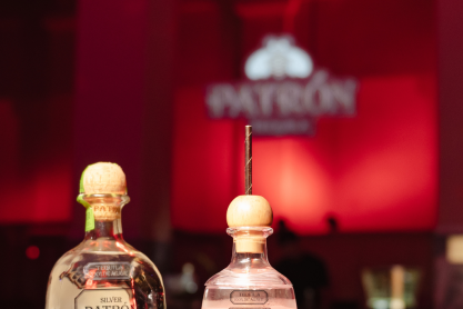 H Patrón γιόρτασε την Παγκόσμια Ημέρα Paloma σερβίροντας cocktail στο viral party του χώρου τέχνης Τhe Intermission 