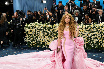 Met Gala 2025: Η Σακίρα έραβε το φόρεμά της (κυριολεκτικά) μέχρι τελευταία στιγμή - Το βίντεο μέσα από τη λιμουζίνα που τη μετέφερε