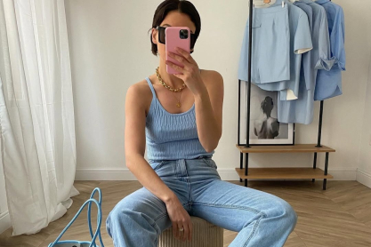 Η νέα εμμονή των fashion girls είναι να «ντύνουν» τα μπατζάκια των τζιν τους με αλυσίδες και δεν έχουμε δει πιο cool trend