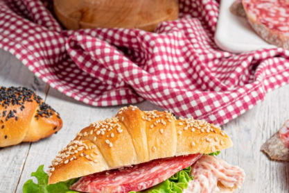 Αλμυρά και αφράτα κρουασάν γεμιστά με την πιο βελούδινη μους από σαλάμι