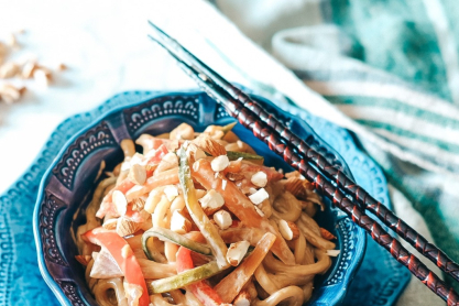Noodles με λαχανικά και αμύγδαλα – Η πιο νόστιμη vegan συνταγή με άρωμα Ασίας