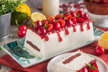 Semifreddo με γιαούρτι και κεράσια: Ένα δροσερό καλοκαιρινό γλυκό χωρίς ψήσιμο
