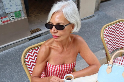 To it φόρεμα του καλοκαιριού που κολακεύει όσο κανένα άλλο τις γυναίκες άνω των 50 -Κομψό, ταιριάζει με πέδιλα και sneakers