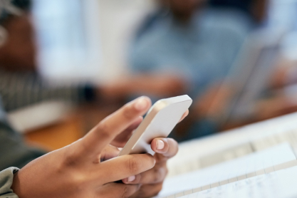 Η Γαλλία απαγορεύει τα social media στα παιδιά κάτω των 15 - Άμεση παρέμβαση μετά τη δολοφονία σχολικής βοηθού από μαθητή