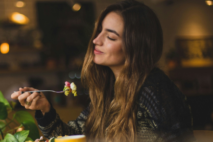 «Άκου το σώμα σου»: Το mindful eating και η υγιής σχέση με το φαγητό