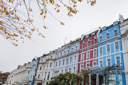 Κάτοικοι του Notting Hill βάφουν μαύρα τα χρωματιστά σπίτια τους για να διώξουν τους τουρίστες