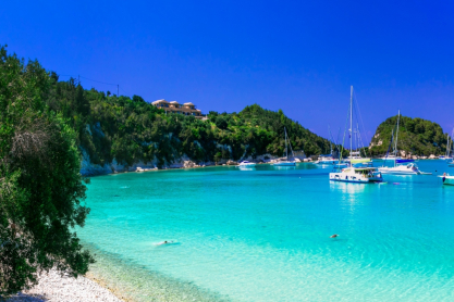 Τιρκουάζ νερά, μικρές αποστάσεις και νόστιμο φαγητό: Σε αυτά τα 2 ελληνικά νησιά θα κάνεις τις καλύτερες διακοπές