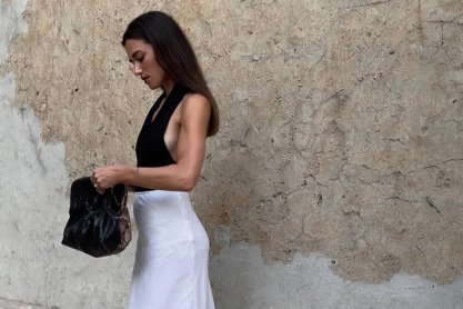 Αντί για tank top: Το item που θα απογειώσει και το πιο basic look έχει τη νοσταλγία των ΄00s