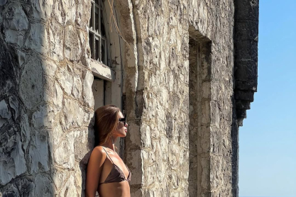Το χρώμα μαγιό - επιτομή του class που φορούν οι ψαγμένες γυναίκες - Δεν είναι το μαύρο