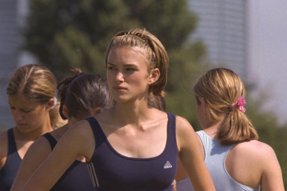Bend It Like Beckham: Όσο το γυναικείο ποδόσφαιρο παίρνει άλλη διάσταση, η ταινία που το “φώτισε” εξαρχής επιστρέφει με σίκουελ
