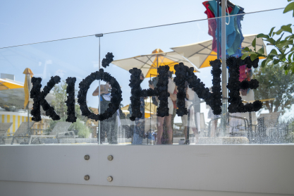 Flowers Went Wild: Η Kióhne παρουσίασε τη νέα της συλλογή SS25 με θέα την Αθήνα