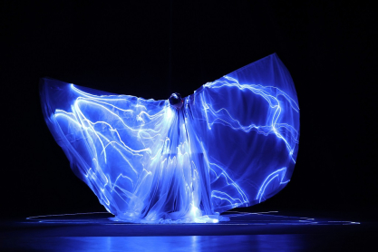 Η Iris Van Herpen σχεδίασε ένα φόρεμα με 125 εκατομμύρια βιοφωταυγή φύκια και φώτισε την Εβδομάδα Υψηλής Ραπτικής του Παρισιού