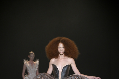 Το έργο της Iris van Herpen παρουσιάζεται σε μία νέα έκθεση, όπου η μόδα συναντά την τέχνη και την επιστήμη