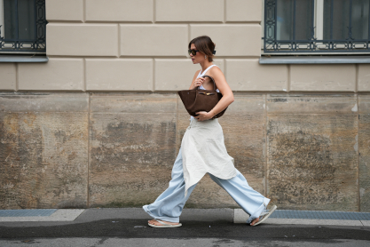 Ta baggy jeans επέστρεψαν και έχουμε 5 στιλάτους τρόπους για να τα φορέσεις και στις διακοπές