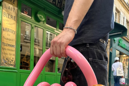 Το απρόσμενο item που έγινε viral στην εβδομάδα μόδας του Παρισιού παίρνει τη θέση της baguette bag της Fendi