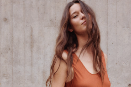 Το σατέν μίνι φόρεμα από τα H&M που θα «λιώσεις» στις διακοπές – Κοστίζει λιγότερο από 30 ευρώ, είναι chic και στιλάτο