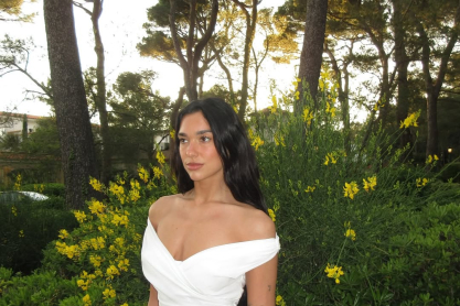 Η Ντούα Λίπα φόρεσε την πιο cool εναλλακτική των άνετων φλατ για το καλοκαίρι– Ταιριάζουν τέλεια με φορέματα