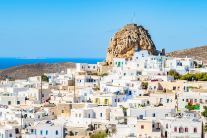 4 μη δημοφιλή νησιά των Κυκλάδων για γαλήνιες διακοπές με φόντο την “άγρια” ομορφιά τους