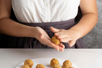 Φτιάξε τις πιο δροσιστικές energy balls με φυσικά υλικά και χωρίς ζάχαρη