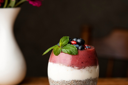 Chia pudding με μύρτιλα και φυστικοβούτυρο για ένα πρωινό υψηλής πρωτεΐνης χωρίς ζάχαρη