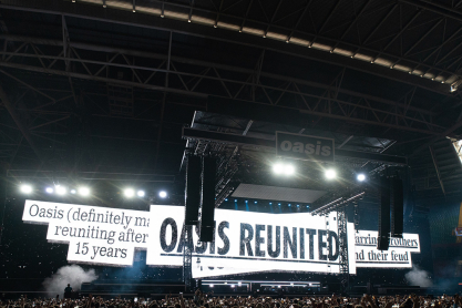 Oasis: Θριαμβευτική επανένωση στο Κάρντιφ μετά από 15 χρόνια