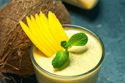 Αυτό το κρεμώδες smoothie με φράουλα, μάνγκο και σπόρους chia είναι πλούσιο σε φυτικές ίνες και αντιοξειδωτικά