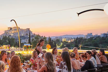 Το καλοκαιρινό prive dinner της Kedima Collection by Lifelikes με φόντο την Ακρόπολη.