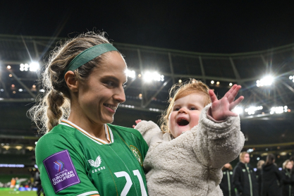 Τί είναι το «πρωτόκολλο μαμάς» που επιτρέπει στις παίκτριες της Γαλλίας να φέρουν τα παιδιά τους στο EURO