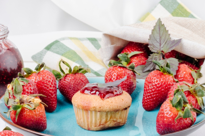 Αυτά τα muffins φράουλας με υψηλή περιεκτικότητα σε πρωτεΐνη είναι πεντανόστιμα