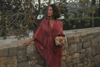 Καλεσμένη σε καλοκαιρινό γάμο: Τι να φορέσεις για να είσαι κομψή χωρίς να υποφέρεις από τη ζέστη