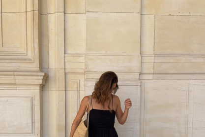 Καλοκαιρινό φόρεμα: 5 στιλάτοι τρόποι για να το φορέσεις στο γραφείο το φθινόπωρο