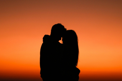 Βanksying: Η τοξική τάση στο dating που πρέπει να γνωρίζεις (και σίγουρα να αποφύγεις)