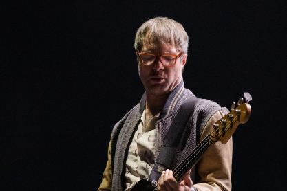 Ο πρώην μπασίστας των Maroon 5 κατηγορείται από την σύζυγό του, για σεξουαλικά μηνύματα σε έφηβα κορίτσια