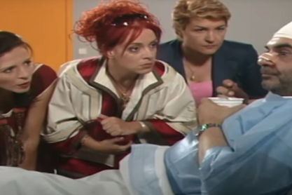 «Με έδιωξε από το γύρισμα»: Πέντε σκηνές από ελληνικές σειρές που παραλίγο να μη γυριστούν ποτέ λόγω γέλιων