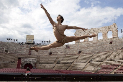 «Ο ΧΟΡΟΣ ΤΟΥ ΓΑΛΑΞΙΑ» η μεγαλειώδης παραγωγή του Οίκου Υψηλής Ραπτικής PIERRE CARDIN για μια βραδιά στην Αθήνα στο CHRISTMAS THEATER