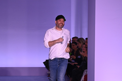 Όταν το urban συναντά το modern prep: Ο Brandon Maxwell γιόρτασε τη 10η επέτειό του με την επίδειξη Άνοιξη/ Καλοκαίρι 2026
