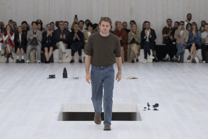 Από τη Loewe στον Versace, οι οίκοι που θα κάνουν το ντεμπούτο τους υπό νέα καλλιτεχνική διεύθυνση αυτή τη σεζόν