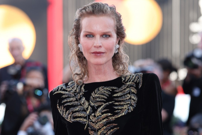 Εύα Χερτζίκοβα: Το supermodel των '90s φόρεσε τη μεγαλύτερη τάση του φθινοπώρου – Πώς θα αντιγράψεις το look της