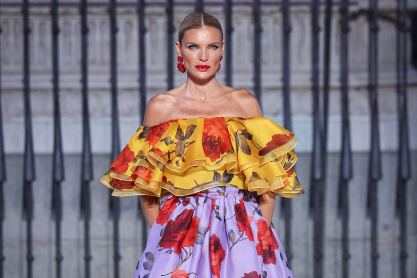 Ο οίκος Carolina Herrera ταξίδεψε στη Μαδρίτη και η συλλογή Άνοιξη 2026 ήταν μια ωδή στο χρώμα και τα φλοράλ μοτίβα
