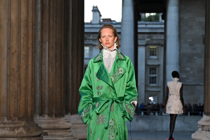London Fashion Week: Ο σουρεαλιστικός κόσμος του Erdem σε μία συλλογή εμπνευσμένη από τη διάσημη μέντιουμ του 19ου αιώνα