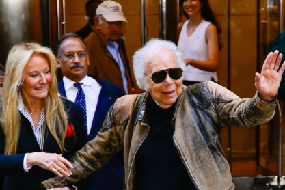 Ραλφ Λόρεν: Εμφανίστηκε στην Εβδομάδα Μόδας της Νέας Υόρκης υποβασταζόμενος από τη σύζυγό του