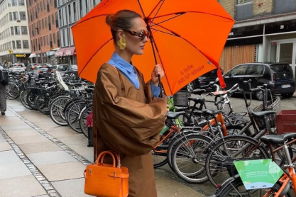 Rainy days: Τι να φορέσεις για να είσαι στιλάτη ακόμα και στη βροχή – 5 + 1 looks για να υιοθετήσεις