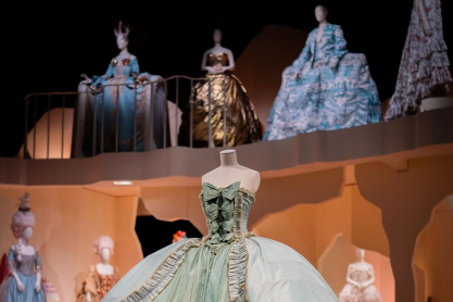 Marie Antoinette Style: Μια έκθεση εξερευνά τη διαχρονική κληρονομιά της βασίλισσας στη μόδα και το στιλ