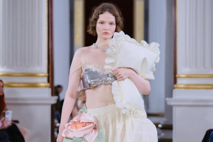 LFW: Με τεράστια μεταξωτά μαξιλάρια στην αγκαλιά περπάτησαν τα μοντέλα της Simone Rocha για τη συλλογή Άνοιξη/Καλοκαίρι '26