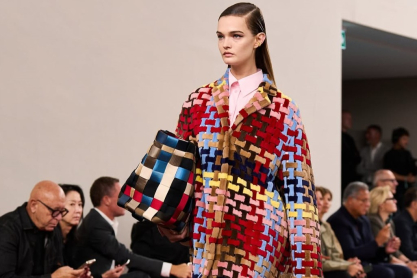 Ο οίκος Fendi έκανε «βουτιά» στο χρώμα -Οι νέες Peekaboo bags γεμάτες λάμψη, οι 3D λεπτομέρειες και τα παιχνιδιάρικα charms