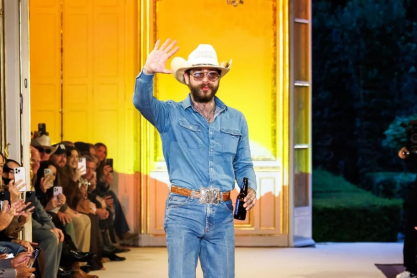 O Post Malone έκανε το ντεμπούτο του στον fashion κόσμο: Έφερε ένα άλογο στην πασαρέλα, επιτομή του rodeo style