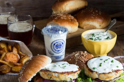 Σπιτικό burger ψαριού με σάλτσα γιαουρτιού και τζίντζερ